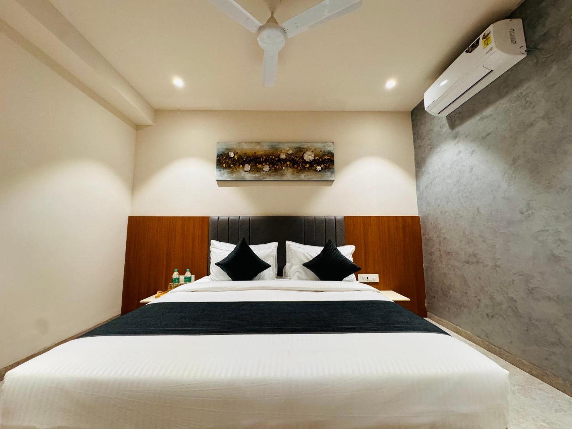 Hotel Rudhav Palace Ujjain Bagian luar foto