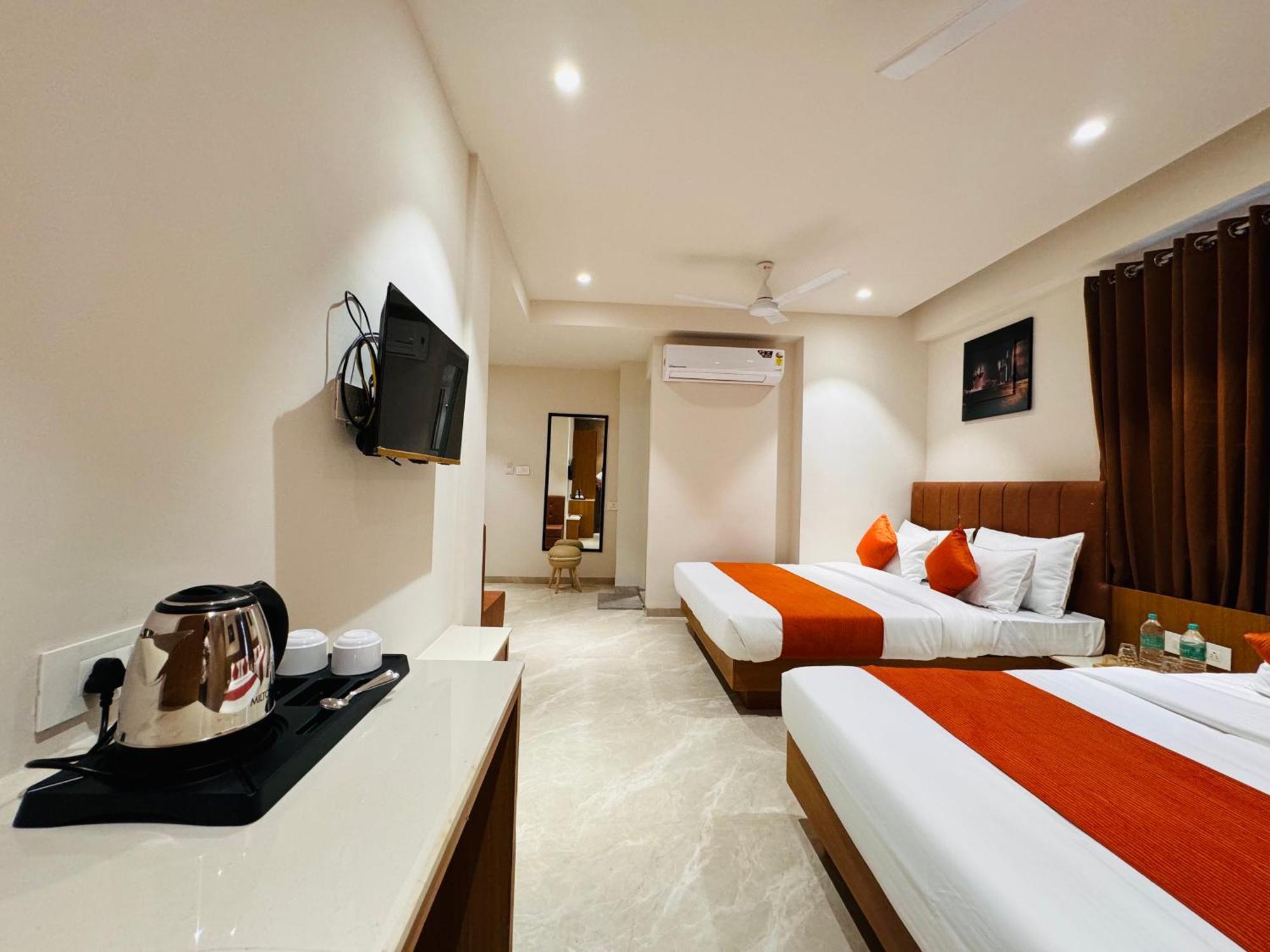 Hotel Rudhav Palace Ujjain Bagian luar foto