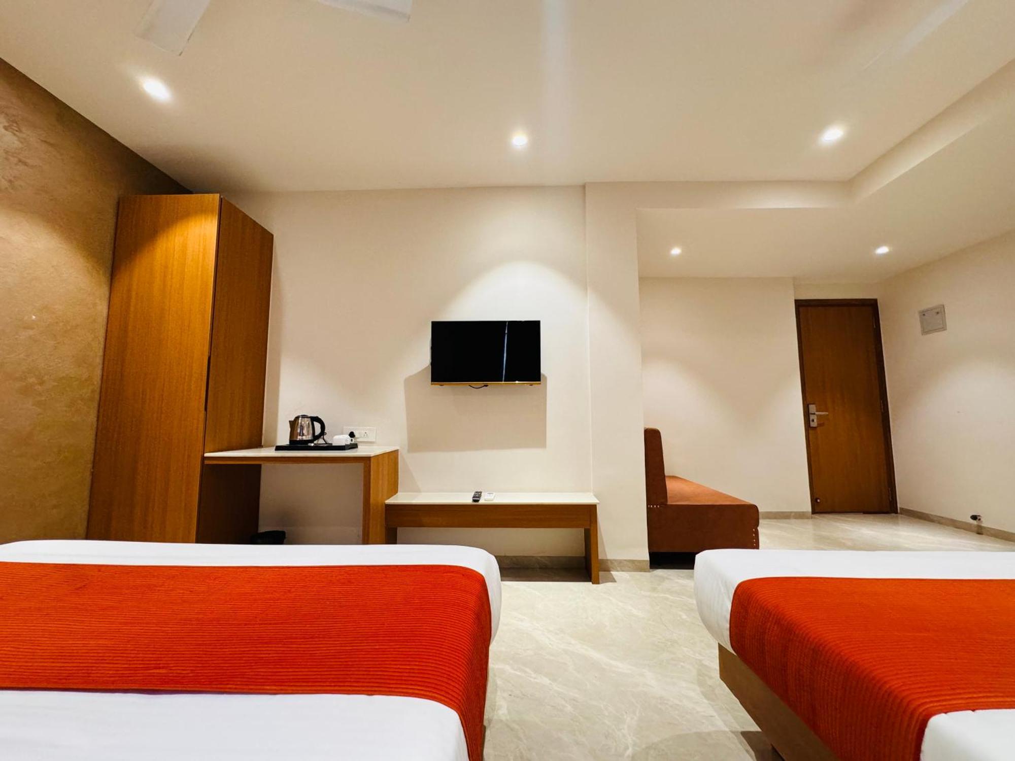 Hotel Rudhav Palace Ujjain Bagian luar foto