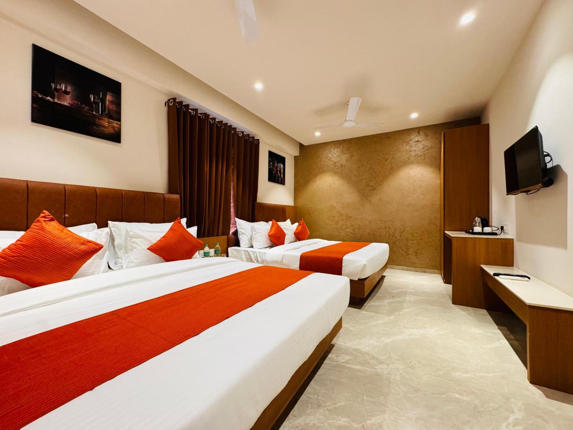 Hotel Rudhav Palace Ujjain Bagian luar foto