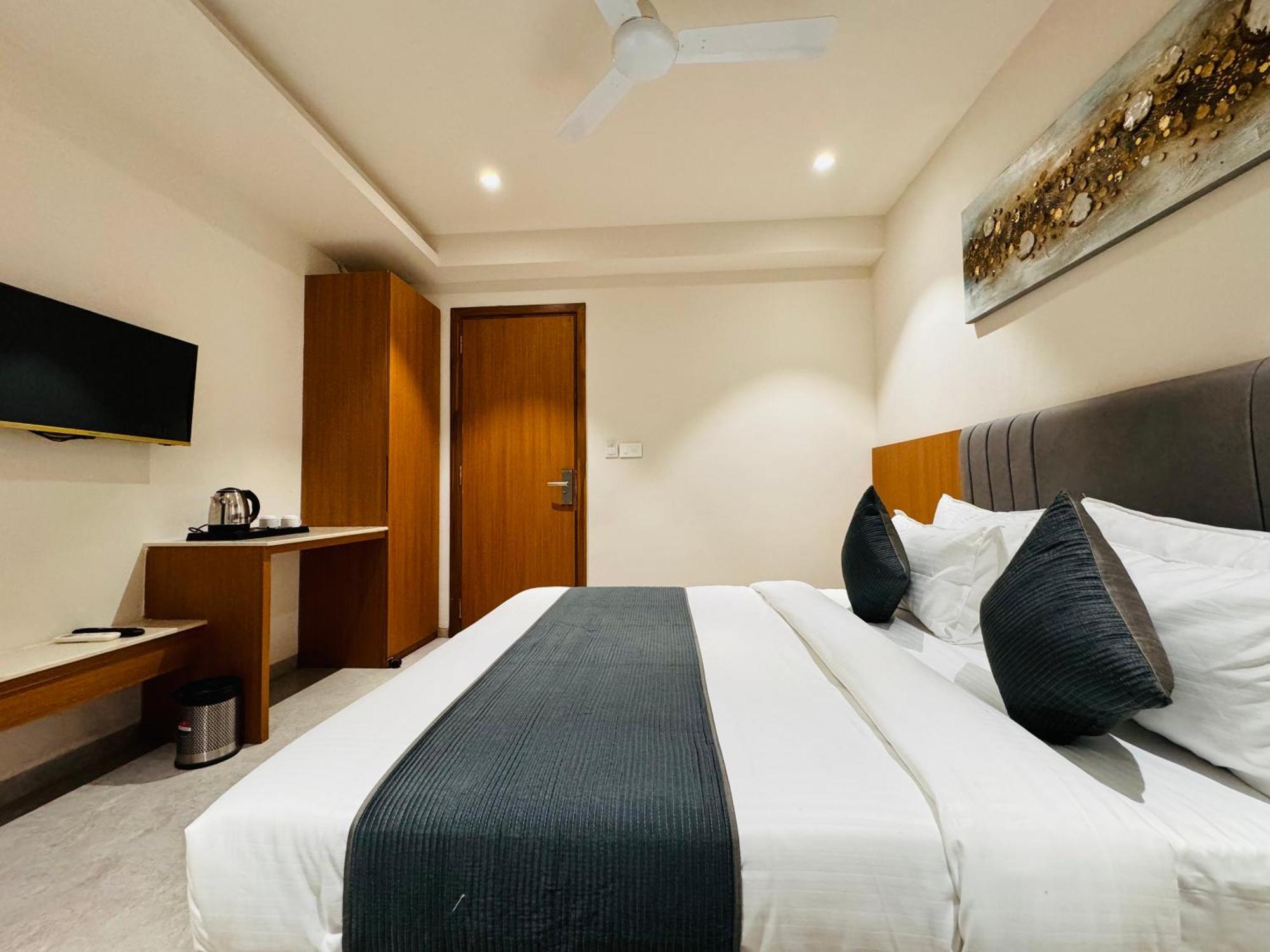 Hotel Rudhav Palace Ujjain Bagian luar foto