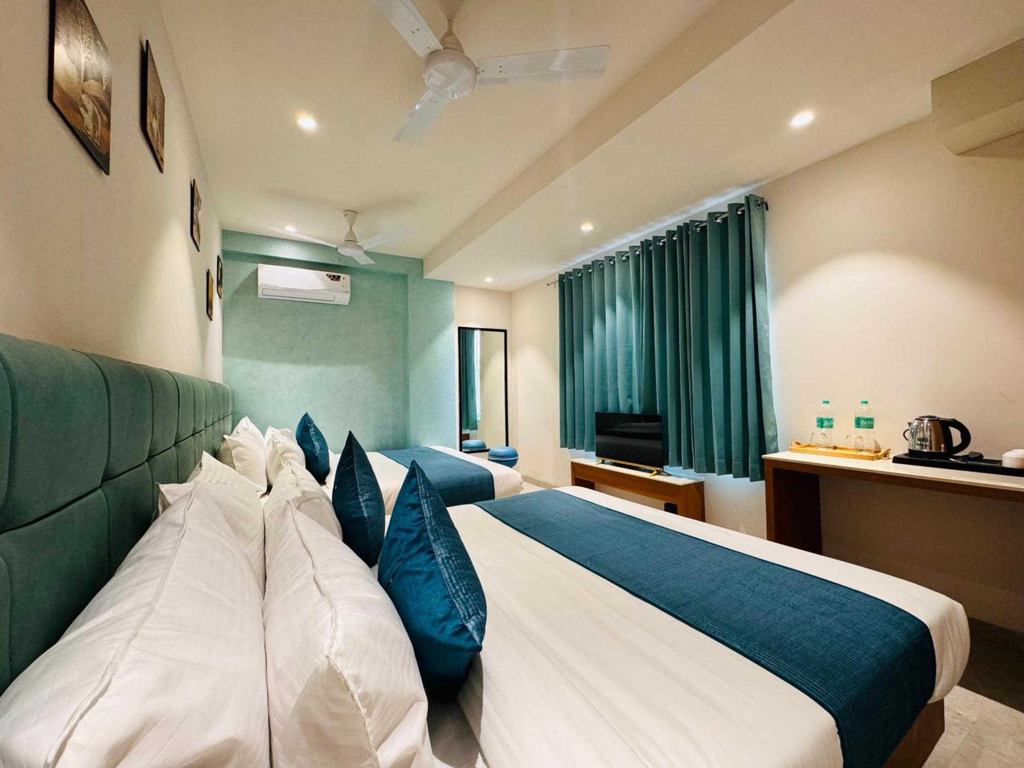 Hotel Rudhav Palace Ujjain Bagian luar foto