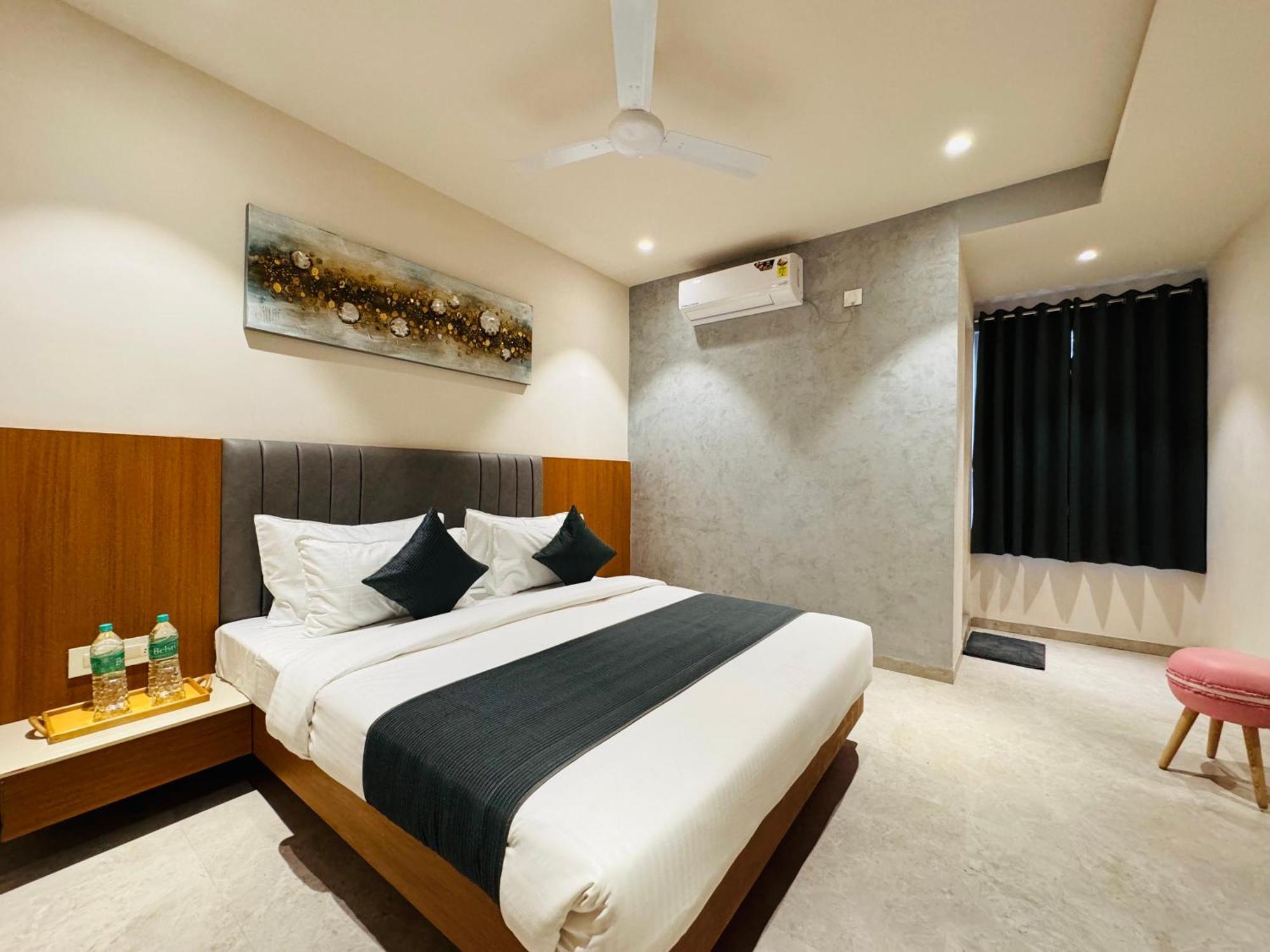 Hotel Rudhav Palace Ujjain Bagian luar foto