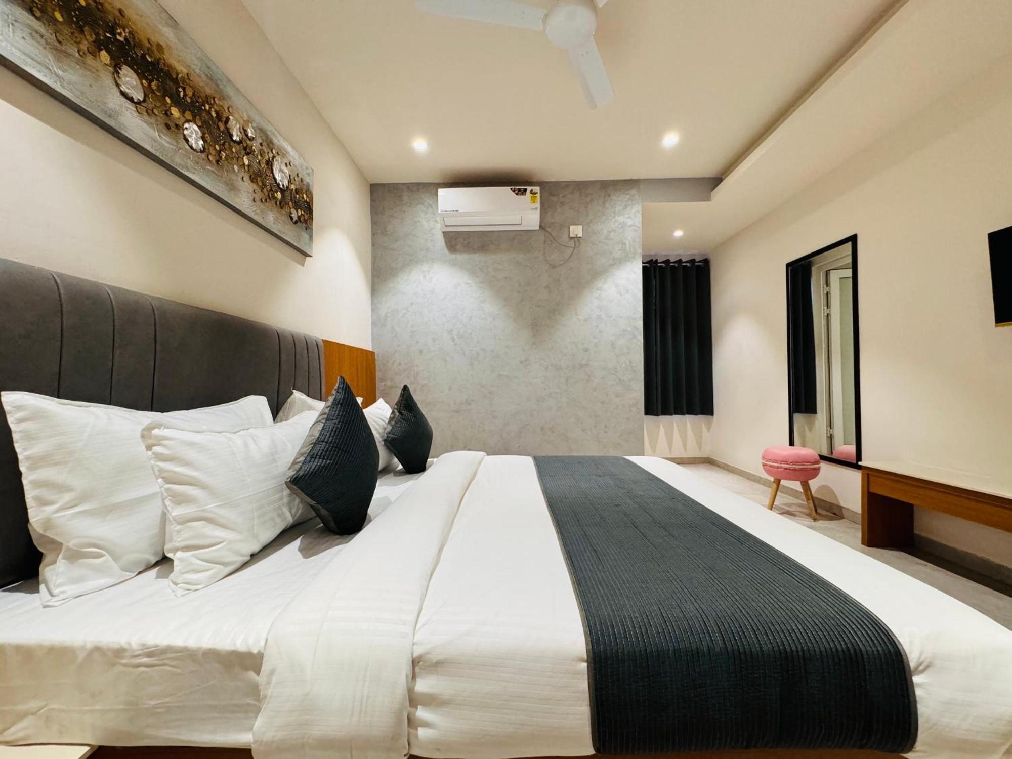 Hotel Rudhav Palace Ujjain Bagian luar foto