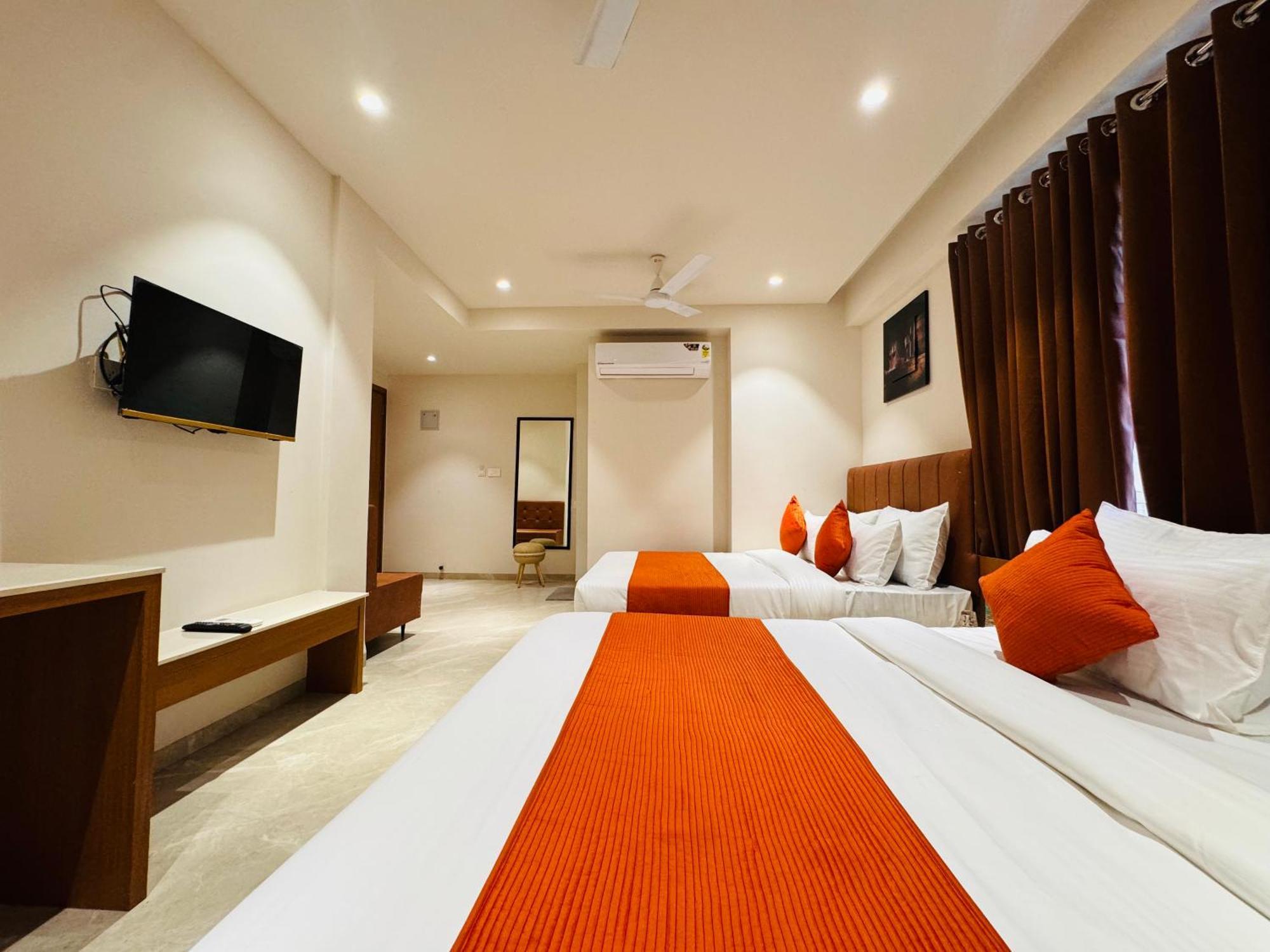 Hotel Rudhav Palace Ujjain Bagian luar foto